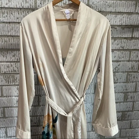 Champagne Satin Robe with Floral Pattern and side slits M/L - Picture 4 of 7